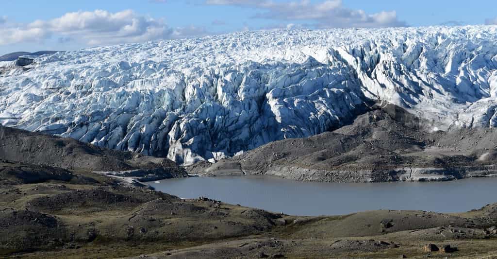Ici, un lac nouvellement formé en bordure de la calotte glaciaire du Groenland. Une situation qui se multiplie avec le recul de la glace. Peut-être un aperçu de ce qu’a pu être, en son temps, l’immense lac sous-glaciaire découvert récemment par les chercheurs de l’université de Columbia (États-Unis). © Université de Columbia