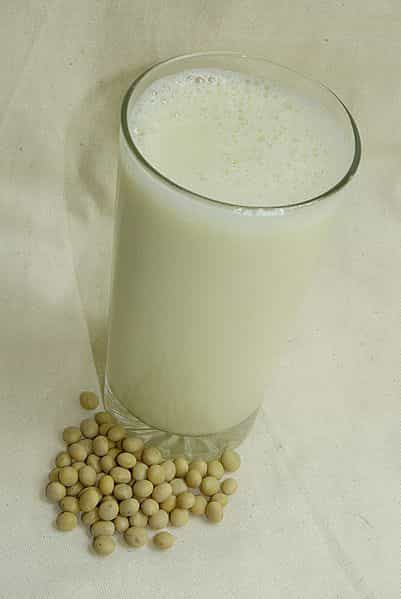 Le lait de soja ne convient pas aux bébés. S'ils en consomment régulièrement, ils risquent de présenter des carences alimentaires entraînant une malnutrition, très dangereuse dans cette période de développement. © LinasD, Wikipédia, cc by sa 3.0