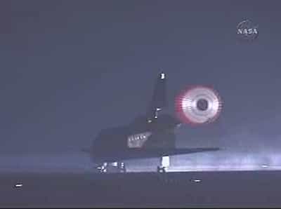 Endeavour s’est posée le 27 mars à 01h39 heure de Paris au Centre spatial Kennedy de Cap Canaveral (Floride). Crédits : NASA TV