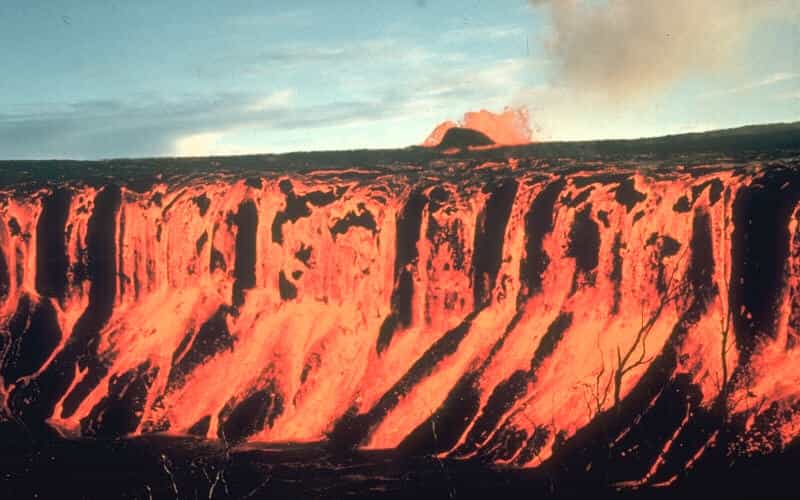Le 30 décembre 1969 à Hawaï, l'éruption du Mauna Ulu sur le Kilauea a été à l'origine d'une fantastique cascade de lave. Les trapps de Sibérie, lors de leur mise en place, devaient générer des flots de lave à des échelles bien plus grandes. © D. A. Swanson