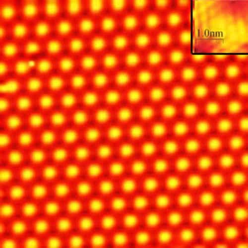 Cette image prise à l'aide d'un microscope à effet tunnel montre le film en plomb épais de deux couches d'atomes seulement. Chaque cercle jaune dans le coin en haut à droite représente un atome. Il s'agit d'un zoom sur l'image. Crédit : Dr. Ken Shih, The University of Texas, Austin