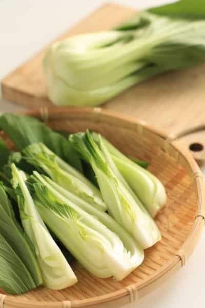 La consommation de légumes verts comme le bok choy contribue à la bonne santé du système immunitaire. © jreika/shutterstock.com