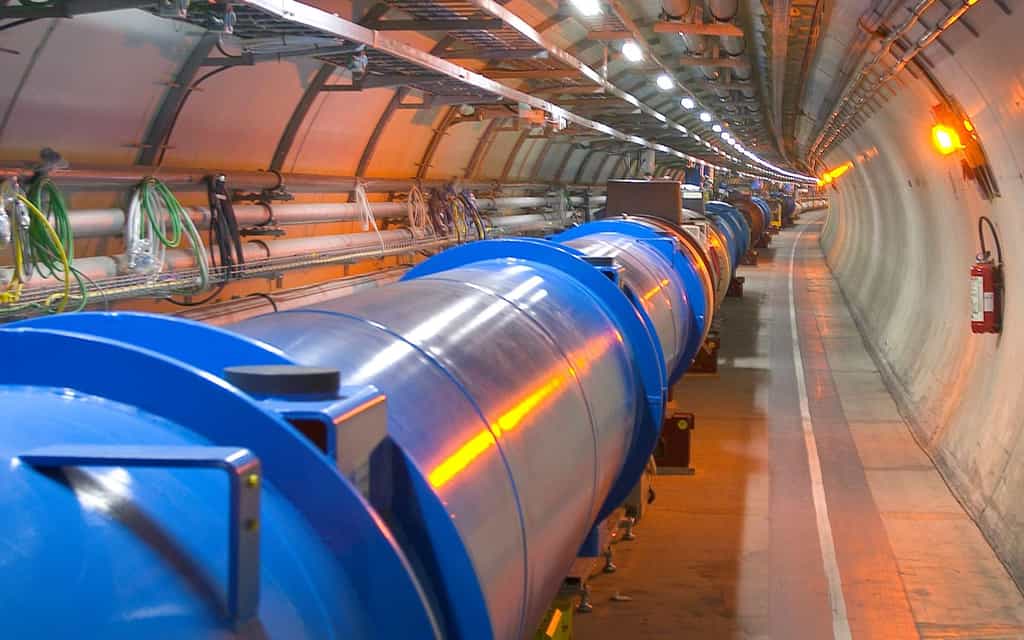 Avec le LHC, grâce aux collisions de particules, les physiciens n’explorent pas que les mystères de l’infiniment petit, mais aussi ceux de l’infiniment grand. © Cern