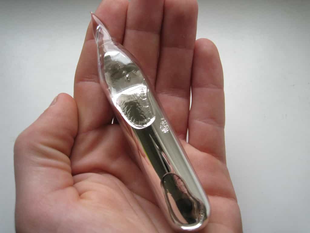 Le mercure, formé par des liaisons métalliques, est le seul métal qui soit liquide à température ambiante. © Dnn87, Wikimedia Commons, CC by 3.0