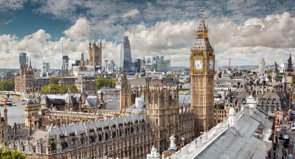 Couvrir les toitures d’un revêtement réfléchissant ou les peindre en blanc serait, selon des chercheurs de l’University College London (Royaume-Uni), le meilleur moyen de lutter contre la chaleur urbaine. © visoot, Adobe Stock