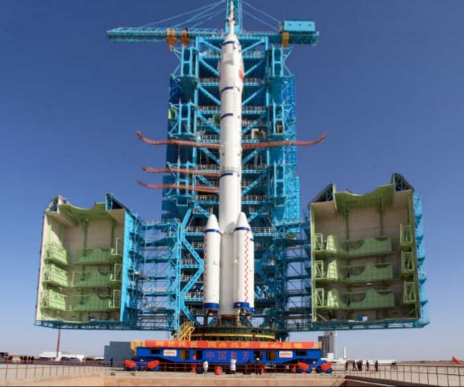 Un lanceur Longue Marche 2, utilisé pour lancer le véhicule spatial habité Shenzhou, peut seulement le faire pour des missions en orbite basse. Il serait bien incapable de l'envoyer vers la Lune, d'où la nécessité pour la Chine de se doter d'un lanceur lourd. © Agence spatiale chinoise