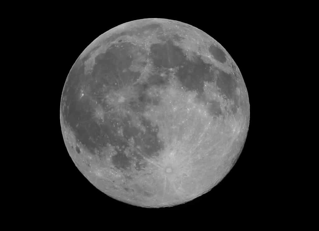 Les mers lunaires sont les zones sombres parfaitement visibles sur cette image prise à la Pleine Lune. Crédits J-B Feldmann