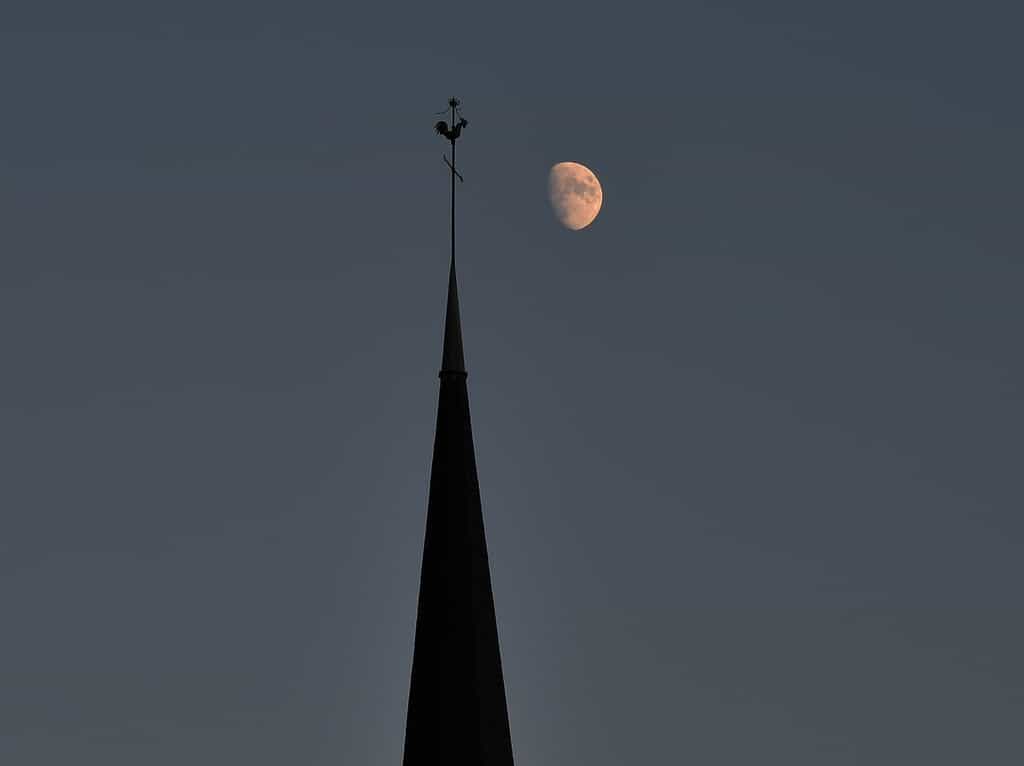 Ce soir observez la Lune gibbeuse si le ciel est clément ! © J.-B. Feldmann (http://montreurdimages.blogspot.com/)  