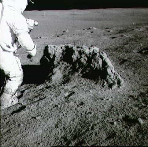 Par endroit, la poussière lunaire est assez épaisse. Crédit : Nasa