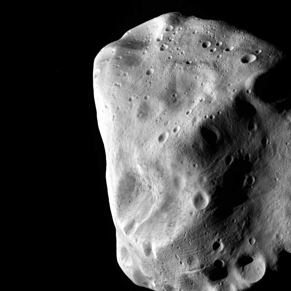 La densité de cratères et l'épaisseur du régolite à la surface de l'astéroïde Lutetia confirment qu'il s'agit bien d'un vestige du Système solaire. © Esa 