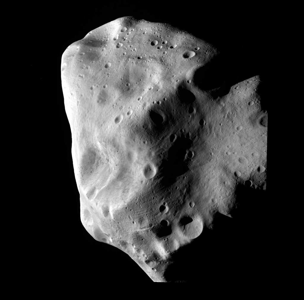 Une des meilleures images de Lutetia acquises par la sonde Rosetta alors située à environ 3.000 kilomètres. Difficile à classer à partir des données recueillies depuis la Terre, cet astéroïde âgé de 4,5 milliards d'années a subi d'innombrables impacts, témoins d'une période agitée au début de la formation du Système solaire. Crédit Esa 2010 / MPS for OSIRIS Team MPS/UPD/LAM/IAA/RSSD/INTA/UPM/DASP/IDA