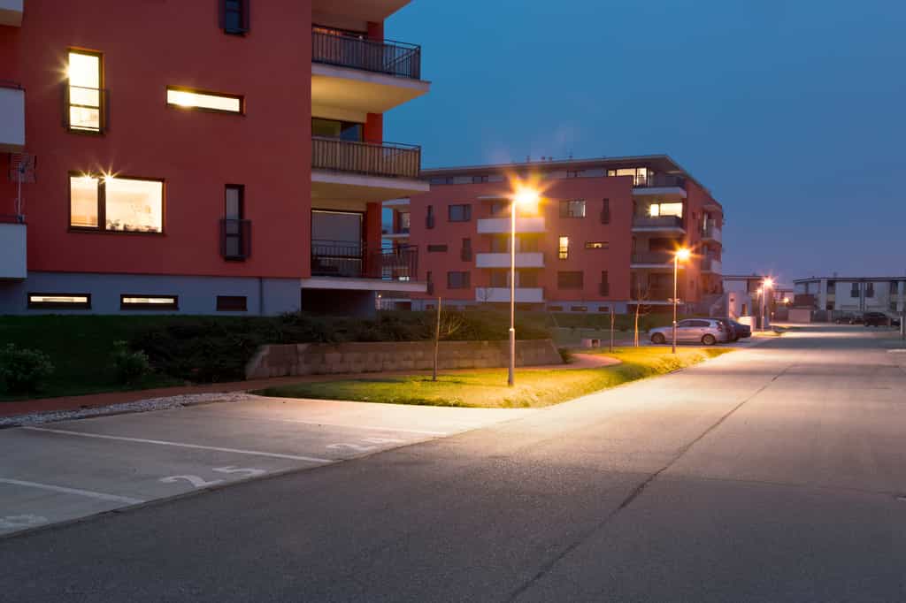 Comment lutter contre la pollution lumineuse chez soi ? Ici, des exemples d’éclairages nocturnes qui engendrent une pollution lumineuse. © Milan Noga reco, Fotolia