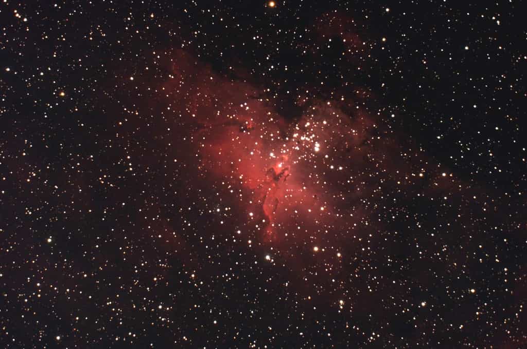 Messier 16, un objet astronomique incontournable où un amas d'étoiles est enveloppé d'une belle nébuleuse. © P. Renauld