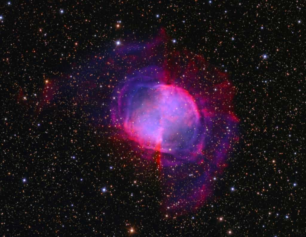 Toute la beauté de la nébuleuse planétaire Dumbbell est révélée sur cette photographie réalisée avec un télescope de 500 millimètres de diamètre et plus de 30 heures de poses. Crédit Ken Crawford