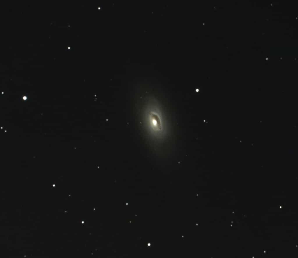 M 64 doit son surnom de galaxie de l'Œil noir à la masse poussiéreuse sombre qui nous masque une partie de son bulbe central. © P. Renauld