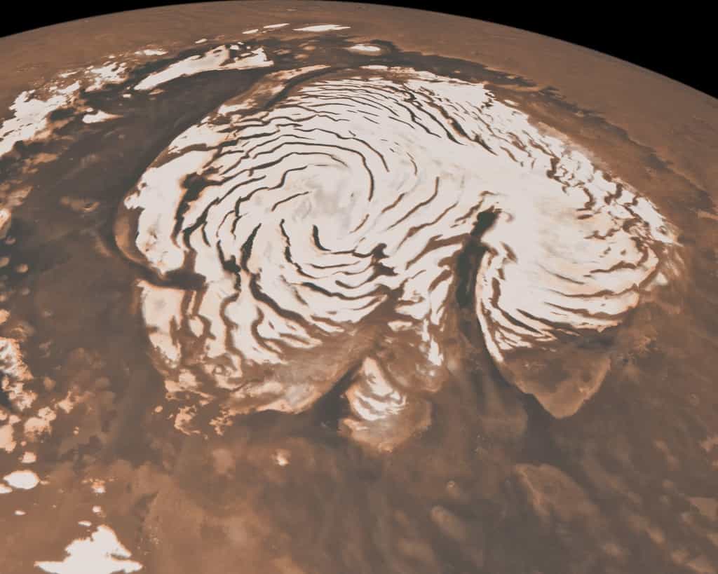 L'étrange aspect de la calotte polaire martienne boréale s'explique désormais. Selon les relevés effectués par le radar Sharad à bord de la sonde MRO, c'est le vent qui est à l'origine des failles et canyons qui sculptent le manteau de glace. Crédit Nasa/JPL-Caltech
