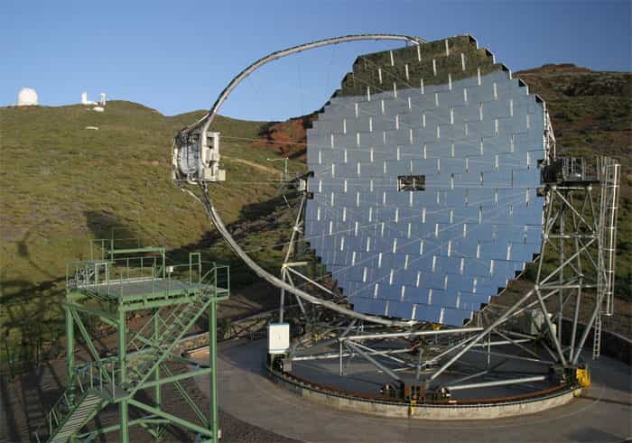Le télescope à rayon gamma Magic sur l'île de La Palma. Crédit : collaboration Magic
