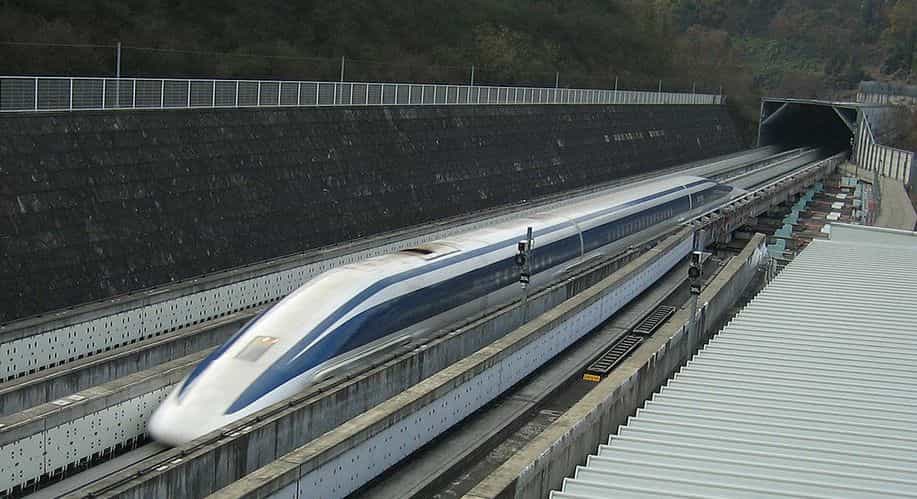 Le Maglev, ce train japonais pas encore mis en circulation, a battu le record de vitesse jusque-là tenu par le TGV, atteignant les 581 km/h grâce à la lévitation magnétique due à la supraconductivité.&nbsp;© Yosemite, Wikipédia, cc by sa 3.0