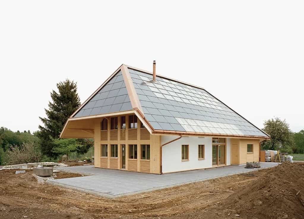 La maison isolée à l’aide de bottes de paille est alimentée en électricité et en eau chaude par les panneaux photovoltaïques de sa toiture. © Atelier Schmidt

