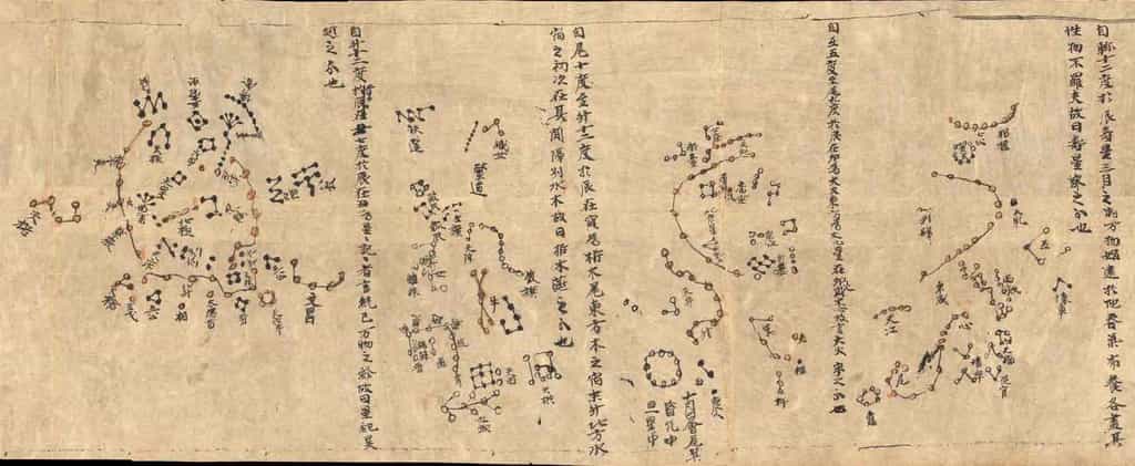 Une partie de l'atlas céleste de Dunhuang avec, de gauche à droite, la carte circulaire autour de l'étoile polaire suivie de trois des douze panneaux rectangulaires qui représentent les constellations. Crédit British Library