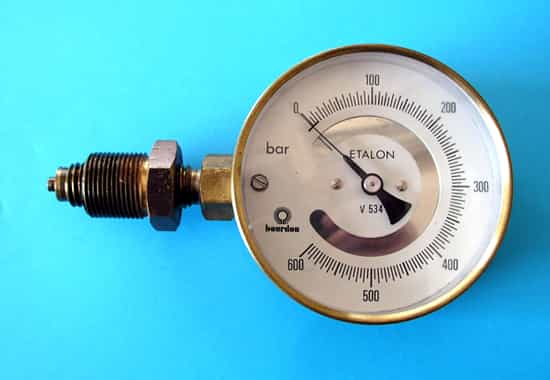 Un manomètre à tube de Bourdon, tel que celui-ci, sert à mesurer une pression comprise entre 0 et 600&nbsp;bars. © Romary, Wikipedia, CC by 2.5
