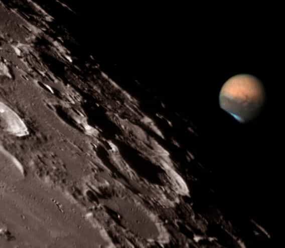 Sur cette image prise depuis l'observatoire de Clay Center Observatory de Bonita Springs (Floride) lors de la conjonction Mars-Lune du 17 Juillet, le disque de la Planète rouge passe derrière la Lune. Credit : Ron Dantowitz, Clay Center Observatory.