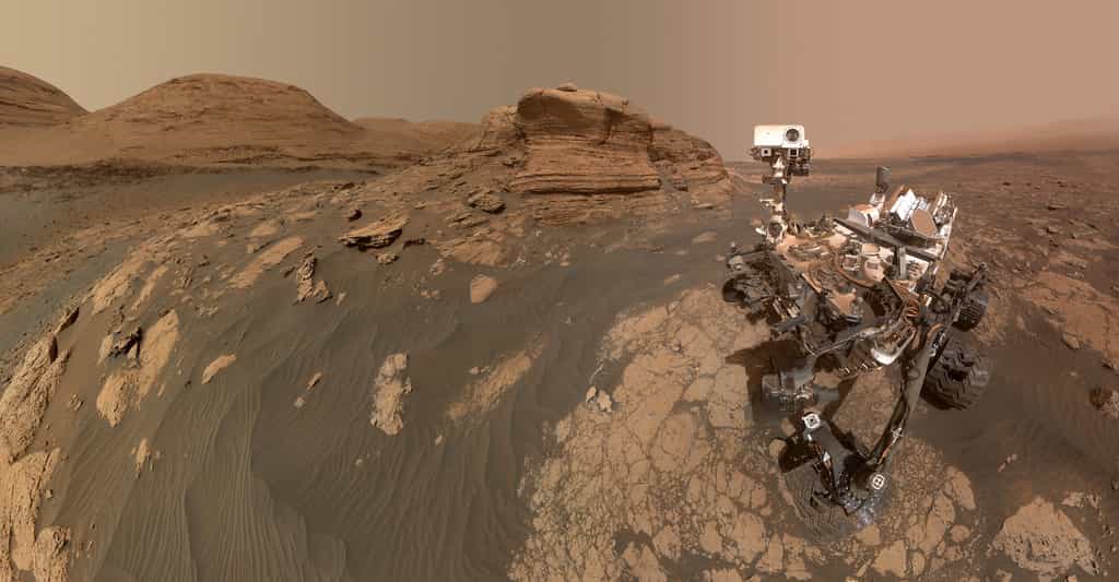 Le 30 mars 2021, Curiosity — le rover de la Nasa qui explore la surface de Mars depuis 2012 — prenait un selfie devant le mont Mercou, un rocher de six mètres de haut posé dans le cratère Gale. Dans les semaines et les mois qui viennent, les chercheurs attendent de lui qu’il leur renvoie des informations précises sur la composition chimique des strates qui composent le mont Sharp qui se dresse au centre du cratère. Objectif : comprendre les changements climatiques martiens. © Nasa, JPL-Caltech, MSSS