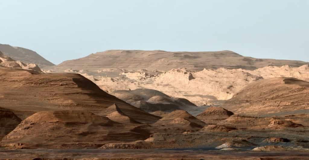 Cette image composite — en fausses couleurs —, le cratère Gale et le mont Sharp tels que Curiosity les a découverts sur Mars. Les données du rover de la Nasa suggèrent que la région a été le théâtre, par le passé, de méga-inondations. © Nasa, JPL