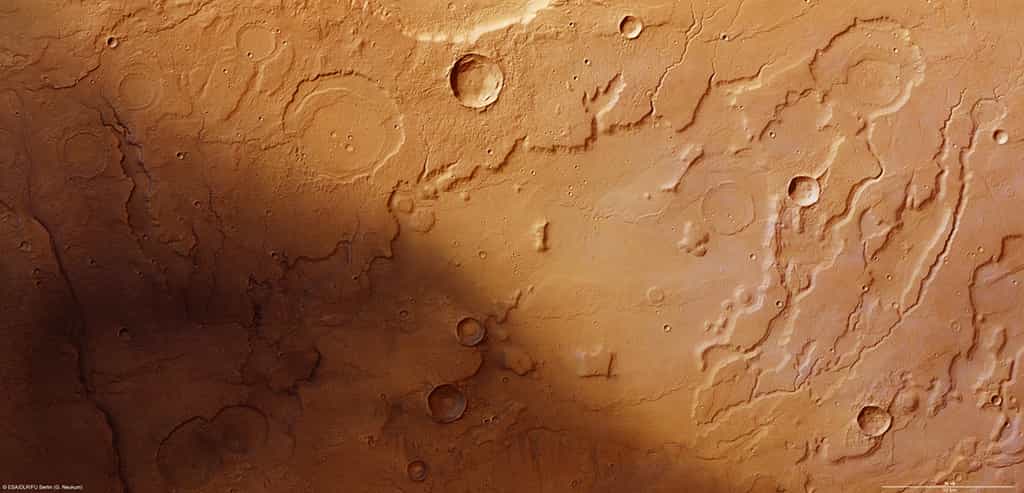 La zone de transition entre le plateau de Tempe Terra (en haut de l'image) et la plaine d'Acidalia Planitia suggère que des écoulements d'eau ont façonné de profondes vallées qui rappellent le Colorado. La résolution est d'environ 15 mètres par pixel. © Esa/DLR/FU Berlin (G. Neukum) &nbsp;