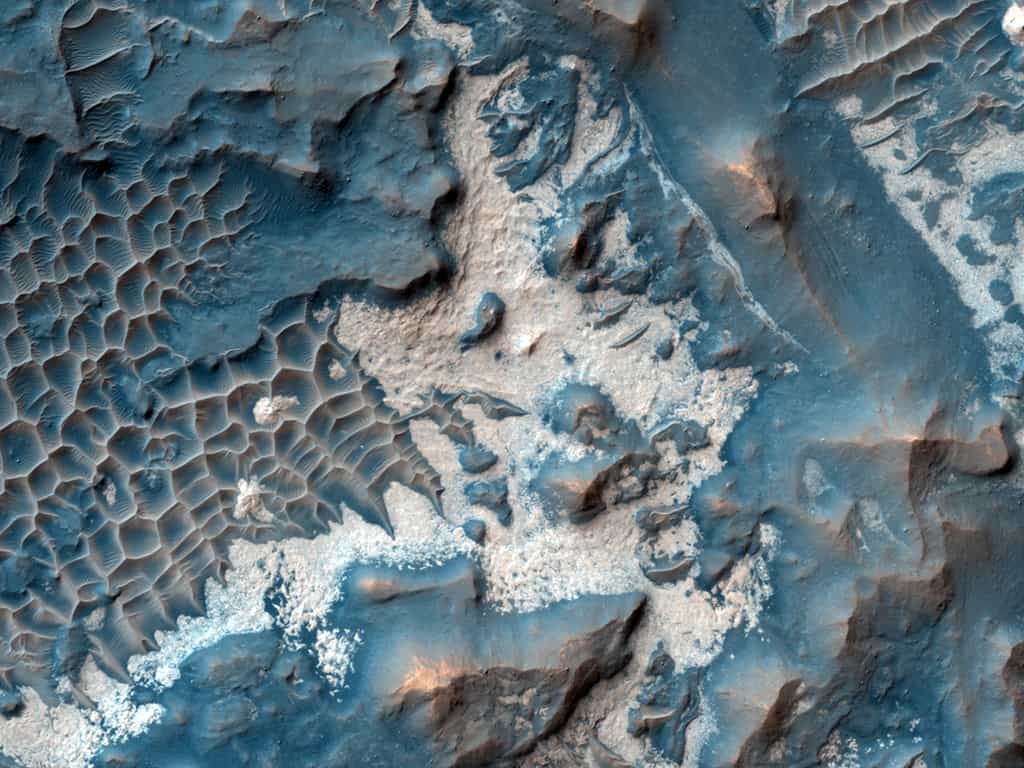 C'est à proximité du grand canyon de Valles Marineris que Hirise a photographié ce matériau brillant. D'après les analyses spectrales il&nbsp;serait riche en eau. © Nasa/JPL/University of&nbsp;Arizona &nbsp; &nbsp;&nbsp;