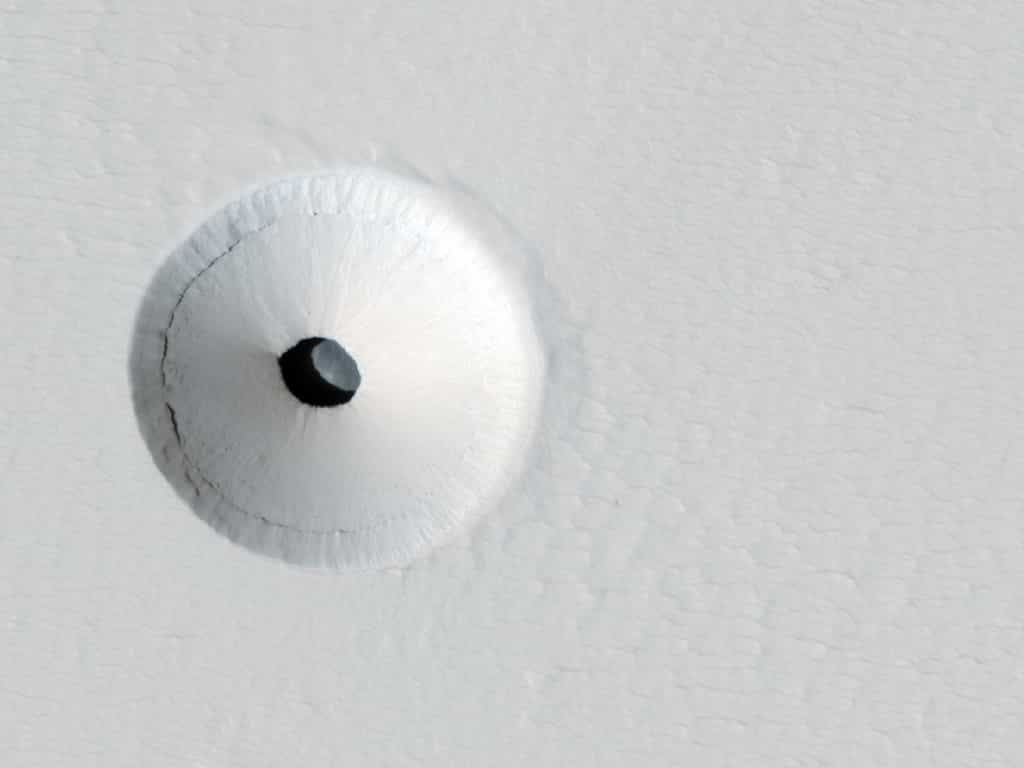 Un étrange puits sur Mars. © Nasa/JPL/University of Arizona