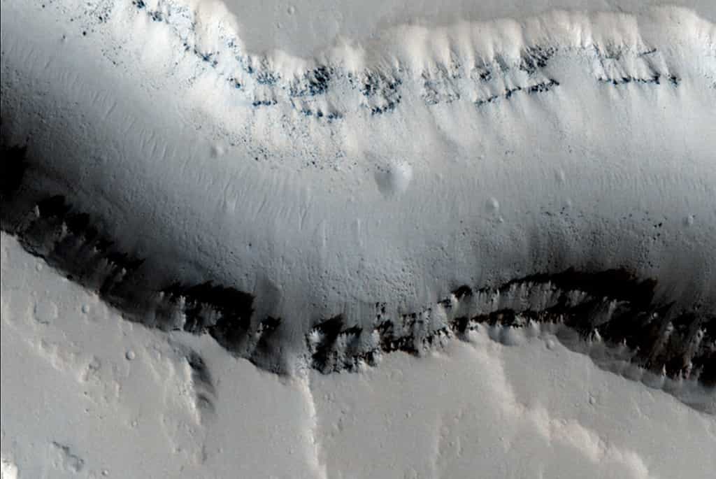 Un exemple de chenal d'écoulement photographié par MRO dans la région de Tharsis sur la planète Mars. © Nasa/JPL/University of Arizona
