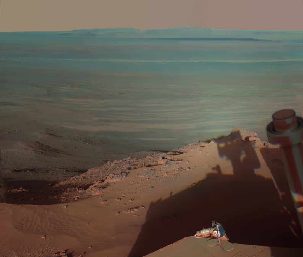 Sur son promontoire, Opportunity domine le cratère Endeavour, ultime étape de son incroyable odyssée martienne. © Nasa/JPL-Caltech/Cornell/Arizona State University 