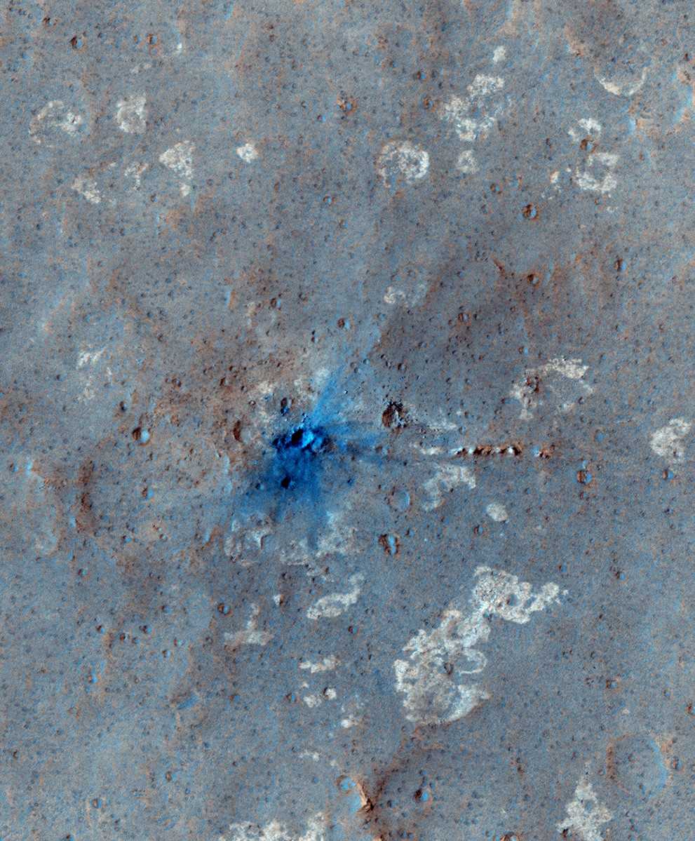 Sur cette image en fausses couleurs, on remarque très nettement les matériaux (en bleu) projetés autour d'un très jeune cratère martien de quelques mètres de diamètre creusé par la chute d'une petite météorite il y a moins de 7 ans. © Nasa, JPL, université d'Arizona