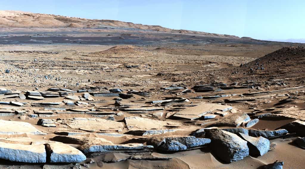 Le rover Curiosity de la Nasa a pris cette image à la base du mont Sharp sur Mars. Hélas, l'engin n'est pas équipé pour découvrir des bactéries sur la surface de la Planète rouge. © Nasa
