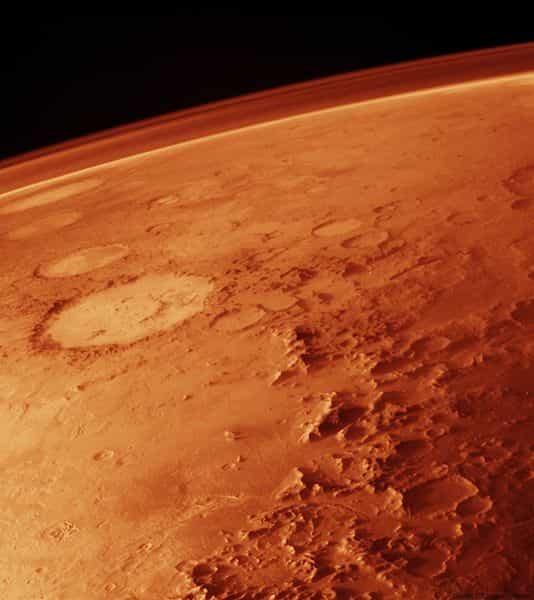 L'hypothèse d'une vie passée sur Mars n'est pas exclue, et certains évoquent même l'idée qu'il puisse exister aujourd'hui encore des formes de vie primitive. En revanche, la théorie d'une Planète rouge peuplée de petits hommes verts ne fait plus guère recette.&nbsp;© Wikipédia, Nasa, DP
