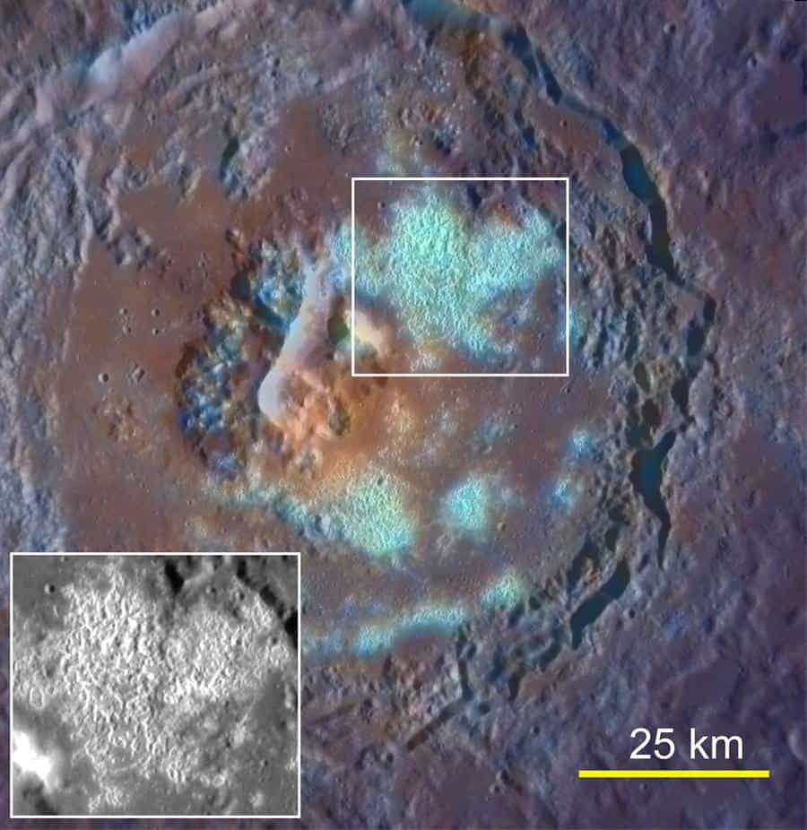 Un autre exemple de creux observés par Messenger avec le grand cratère Tyagaraja (97 km de diamètre), partiellement couvert par un grand nombre de dépressions (en fausse couleur bleue). © Science/AAAS