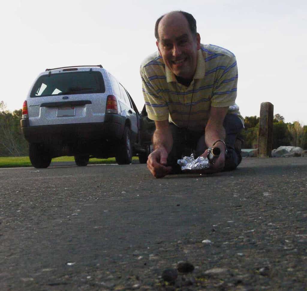 L'expert Peter Jenniskens tout à sa joie après sa découverte sur un parking d'un fragment du bolide californien du 22 avril. © Franck Marchis/Cosmic Diary 