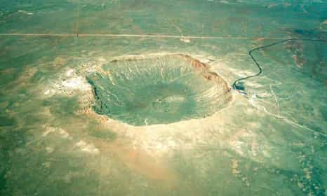 Il y a environ 50.000 ans, la météorite de Canyon Diablo a percuté la Terre formant ce cratère de 1.400 mètres de diamètre et 190 mètres de profondeur. 
