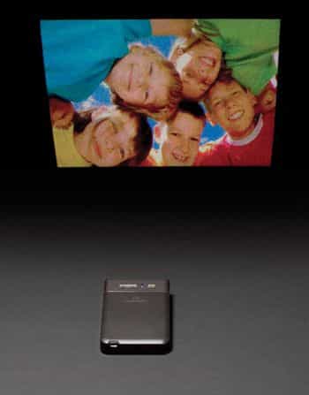 Le mini-projecteur en action. Crédit : Microvision