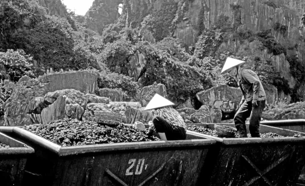 Une mine de charbon au Vietnam. Le district de Quang Ninh est une région riche en charbon, et la plupart de ses mines se trouvent à une vingtaine de kilomètres de la ville d'Halong. © Laurent KB, Flickr, cc by nc sa 2.0