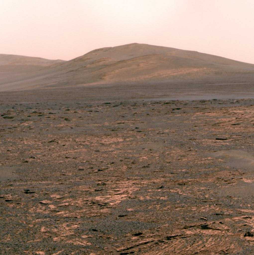 Depuis l'intérieur du cratère Gale, où il s'est posé en août 2012, le rover Curiosity de la mission Mars Science Laboratory n'a pas découvert de méthane dans les quantités que laissaient supposer les de précédentes&nbsp;détections. © Nasa, JPL, Arizona State University