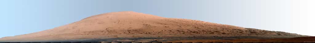 Le mont Sharp, dont l’origine est inconnue, est l’objet d’étude privilégié de Curiosity. On sait seulement que les paysages environnants de cette montagne ont été façonnés quand la Planète rouge était beaucoup plus chaude et humide qu'aujourd'hui. © Nasa, JPL