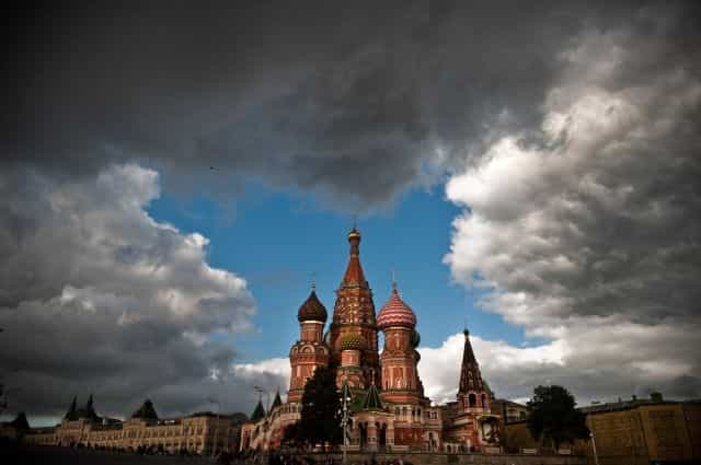 Des nuages amoncelés au-dessus de la cathédrale Saint-Basile de Moscou. © Dmitry Kostyukov, AFP Photo