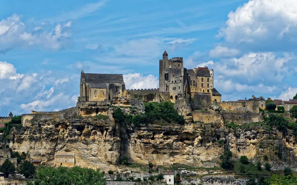 Quelle date correspond au début du Moyen Âge ? Ici, le château de Beynac, en Dordogne, une construction médiévale. © Pictures news, Fotolia