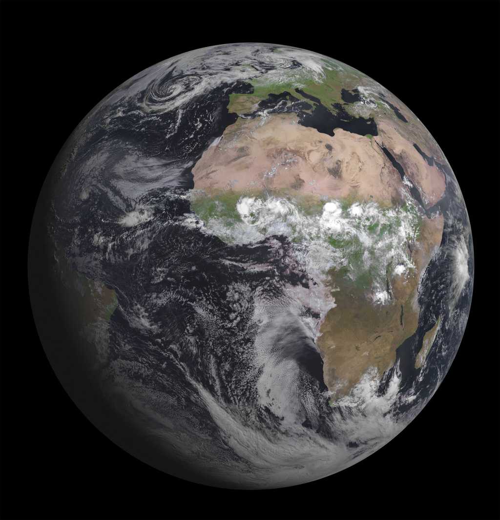 Cette première image du troisième satellite Meteosat de seconde génération montre que Seviri, l’instrument principal, fonctionne parfaitement. Lorsqu’il sera pleinement déployé, il balaiera la surface de la Terre et l'atmosphère toutes les 15 minutes dans 12 longueurs d'onde différentes, afin de suivre le développement des nuages et du temps qu’il fera les heures suivantes. © Eumetsat