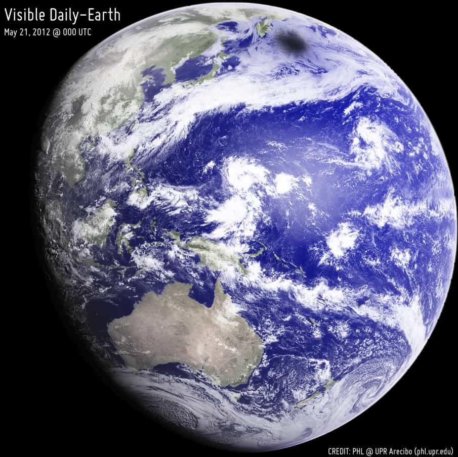 L'ombre de la Lune sur la Terre semble bien petite sur cette image réalisée par le satellite géostationnaire MTSat. © PHL

