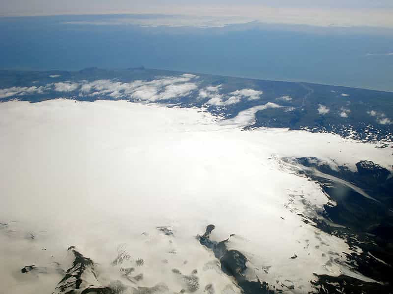 La fonte du Mýrdalsjökull, glacier recouvrant en partie le Katla, pourrait entraîner de fortes inondations en cas d'éruption. &copy; TommyBee, domaine public