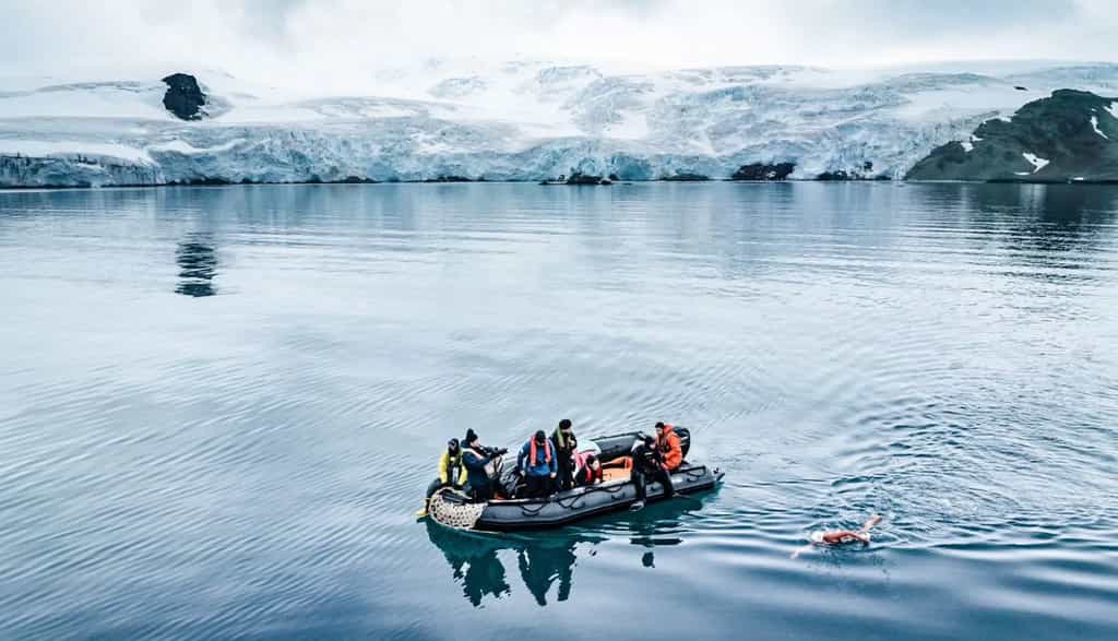 Pour sensibiliser les décideurs à l’urgence de mettre en place des mesures de protection de l’océan, Bárbara Hernández a nagé plus de 45 minutes dans les eaux glacées de l’Antarctique. © Shawn Heinrichs, Antarctica 2020