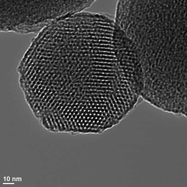 Les scientifiques tentent de mettre au point des nanoparticules depuis les années 1990. Une vingtaine d'années après, seulement, la nanomédecine commence à entrer dans les phases cliniques avec succès chez l'Homme. Peut-être le début d'une très longue aventure... © DR